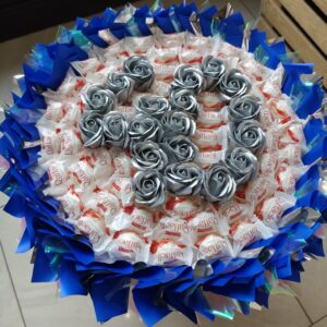 Bukiet z Raffaello i cyfrą z róż mydlanych