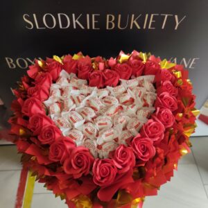 Bukiet serce z czerwonych róż i Rafaello 34 cm