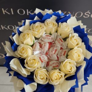Słodki Bukiet na Podstawie Royal Blue z Białymi Różami i Raffaello