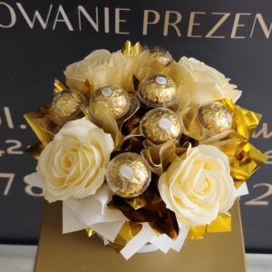 Mini Box z Ferrero Rocher i Kremowymi Różami Gold
