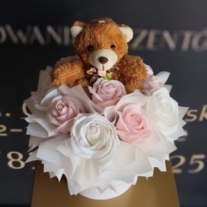 Flower Box z róż mydlanych z pluszowym misiem – dziewczynka