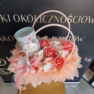 Kosz prezentowy z herbatą i Raffaello – elegancki prezent dla kobiety