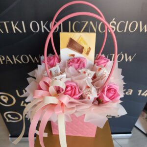 Kosz prezentowy z Raffaello i Merci – elegancki prezent dla kobiety