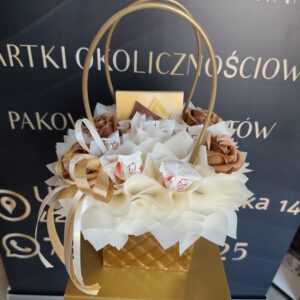 Kosz prezentowy z Raffaello i Merci | Elegancki prezent dla kobiety